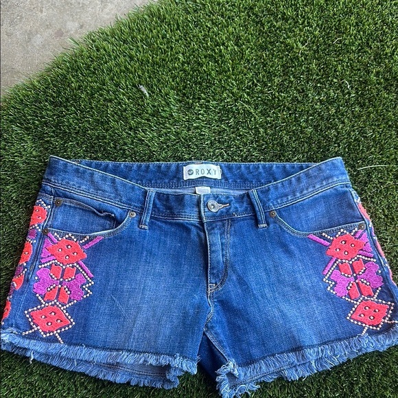 Roxy Boho Aztec Blue Denim Shorts with Pink Embroidery Size 29 - Picture 1 of 7